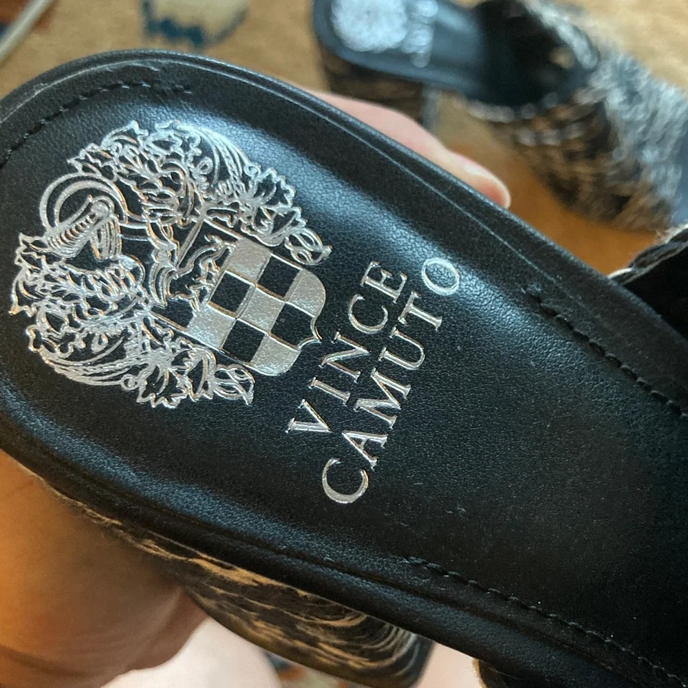 Like new size 9 Vince Camuto black and white chunky heels - Picture 3 of 9